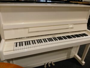 may_model_f121_2_piano_verhoogmuziek