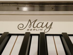 may_model_f121_3_piano_verhoogmuziek