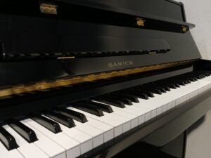 samick_su_110_hoogglans_zwart_piano_2_verhoogmuziek