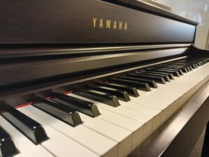 clp-575_r_yamaha_clavinova_2_verhoogmuziek