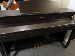 clp-575_r_yamaha_clavinova_3_verhoogmuziek