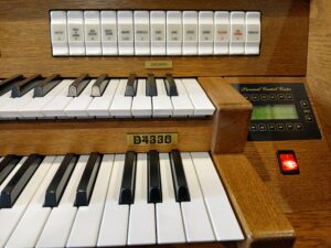 content_d4330_donker-eiken_speakerset_orgel_2_verhoogmuziek