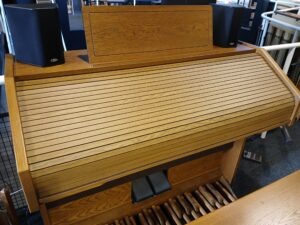 content_d4330_donker-eiken_speakerset_orgel_3_verhoogmuziek