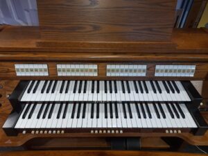 johannus_opus_810_orgel_2_mid_eik