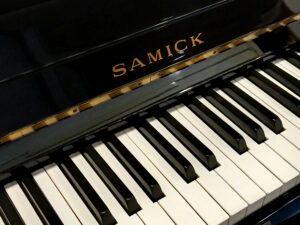 samick_su_108p_zwart-hoogglans_piano_002_verhoogmuziek